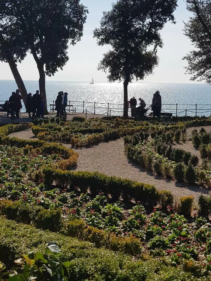 Sunny Apartment 150 M From The Sea Opatija